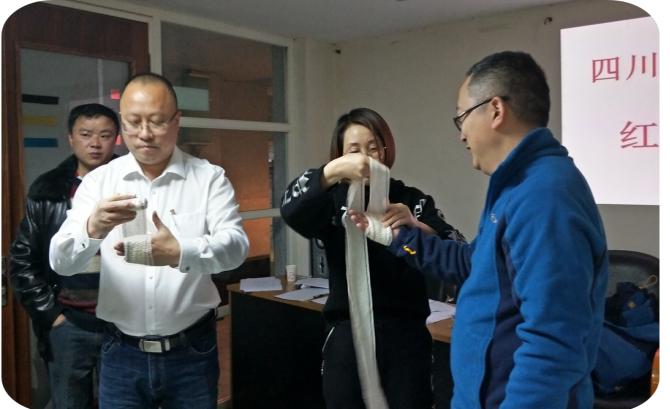 四川天馬玻璃有限公司急救安全知識(shí)培訓(xùn)暨應(yīng)急疏散和消防滅火演練活動(dòng)報(bào)道(圖3) 四川天馬玻璃有限公司急救安全知識(shí)培訓(xùn)暨應(yīng)急疏散和消防滅火演練活動(dòng)報(bào)道(圖3)