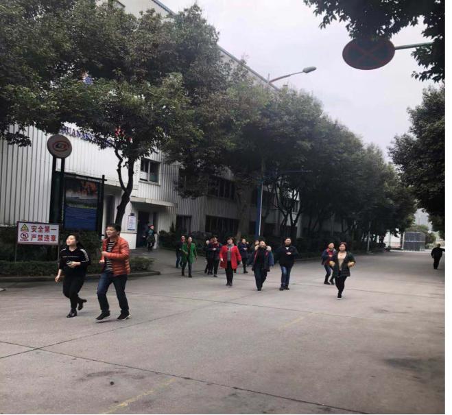 四川天馬玻璃有限公司急救安全知識(shí)培訓(xùn)暨應(yīng)急疏散和消防滅火演練活動(dòng)報(bào)道(圖7) 四川天馬玻璃有限公司急救安全知識(shí)培訓(xùn)暨應(yīng)急疏散和消防滅火演練活動(dòng)報(bào)道(圖7)