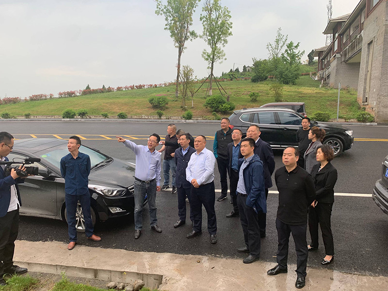 市、縣領(lǐng)導(dǎo)現(xiàn)場調(diào)研天馬50萬噸玻瓶項目(圖1) 市、縣領(lǐng)導(dǎo)現(xiàn)場調(diào)研天馬50萬噸玻瓶項目(圖1)