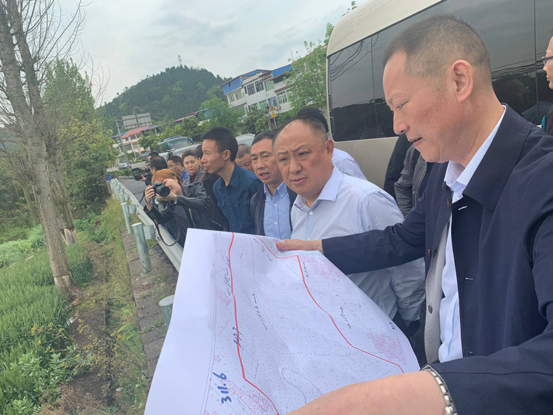 市、縣領(lǐng)導(dǎo)現(xiàn)場調(diào)研天馬50萬噸玻瓶項目(圖2) 市、縣領(lǐng)導(dǎo)現(xiàn)場調(diào)研天馬50萬噸玻瓶項目(圖2)