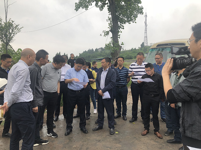 市、縣領(lǐng)導(dǎo)現(xiàn)場調(diào)研天馬50萬噸玻瓶項目(圖3) 市、縣領(lǐng)導(dǎo)現(xiàn)場調(diào)研天馬50萬噸玻瓶項目(圖3)