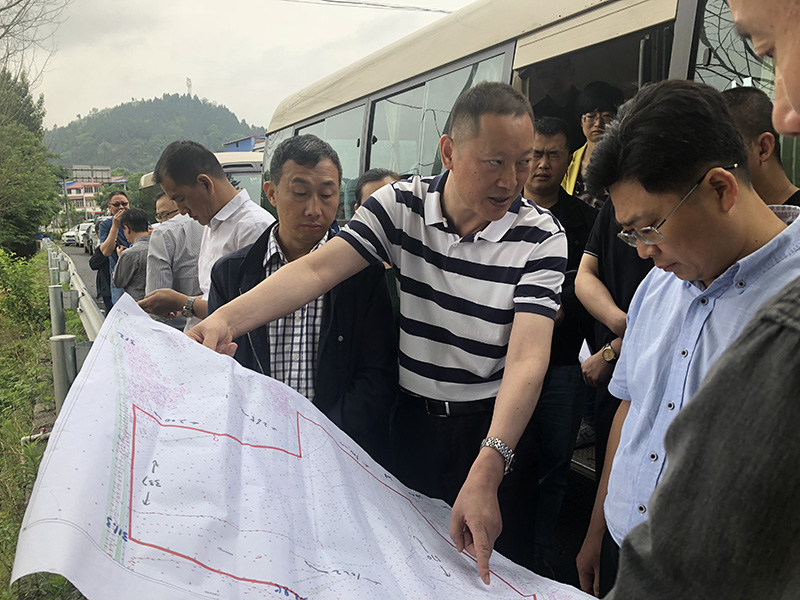 市、縣領(lǐng)導(dǎo)現(xiàn)場調(diào)研天馬50萬噸玻瓶項目(圖4) 市、縣領(lǐng)導(dǎo)現(xiàn)場調(diào)研天馬50萬噸玻瓶項目(圖4)