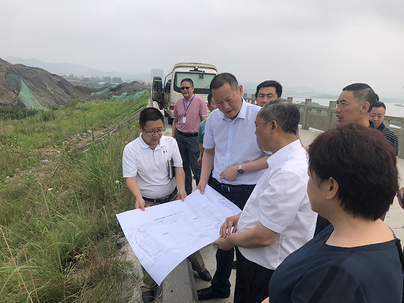 市、縣領(lǐng)導(dǎo)現(xiàn)場調(diào)研天馬50萬噸玻瓶項目(圖5) 市、縣領(lǐng)導(dǎo)現(xiàn)場調(diào)研天馬50萬噸玻瓶項目(圖5)