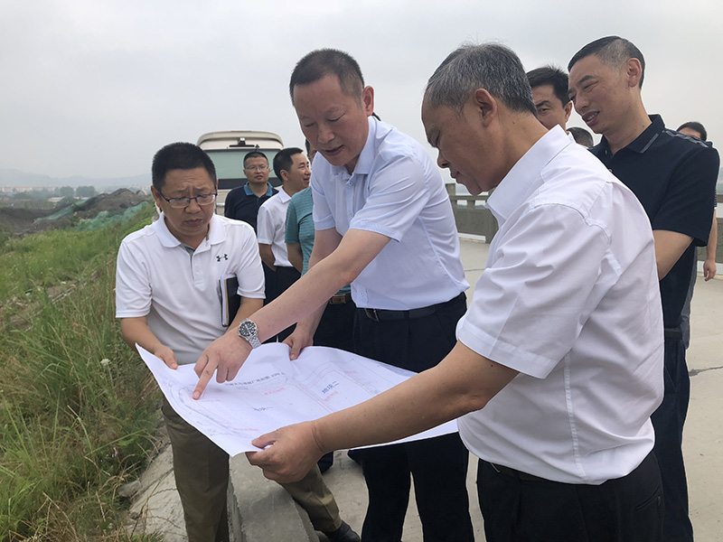 市、縣領(lǐng)導(dǎo)現(xiàn)場調(diào)研天馬50萬噸玻瓶項目(圖6) 市、縣領(lǐng)導(dǎo)現(xiàn)場調(diào)研天馬50萬噸玻瓶項目(圖6)